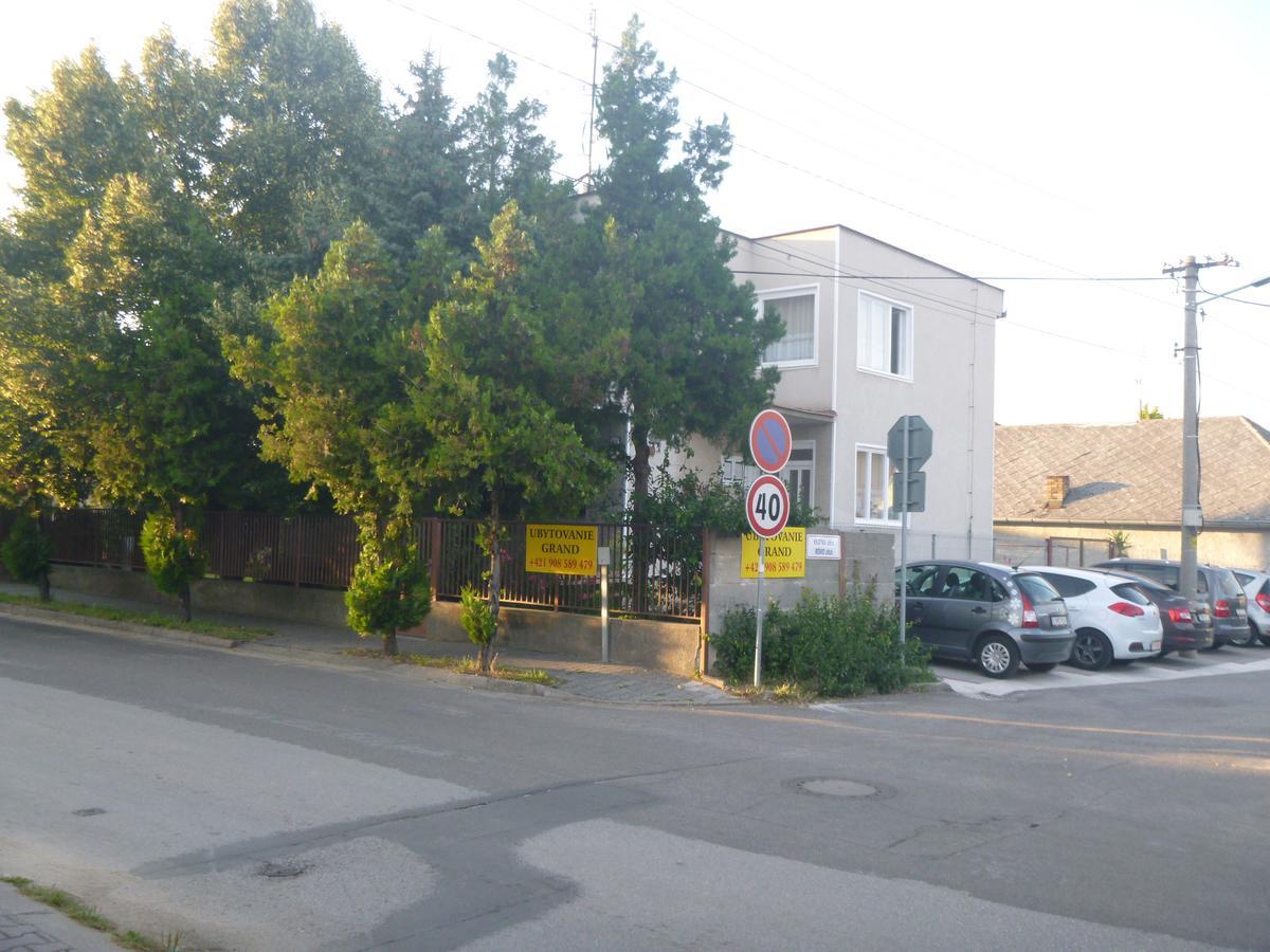 Apartmanovy Dom Grand Štúrovo Exterior foto
